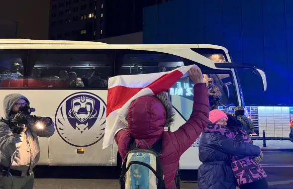 Автобус с освобожденными политзаключенными
