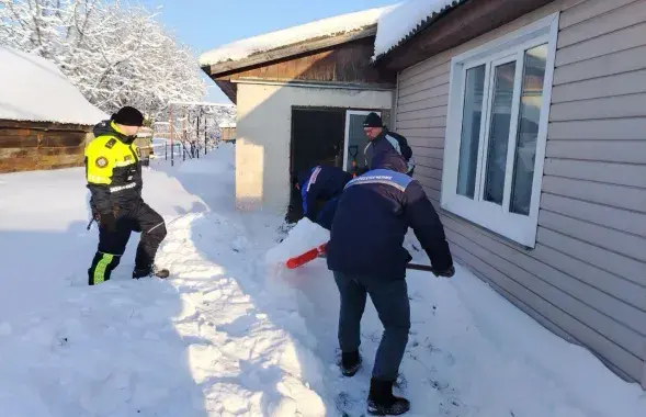 Судебные исполнители откопали из-под снега дом
