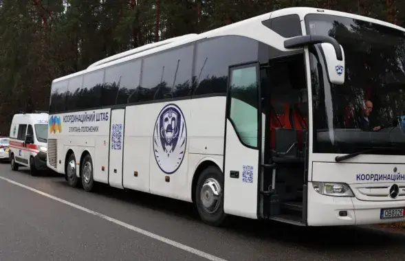Автобус с белорусскими политзаключёнными в момент их передачи Украине, 22 ноября 2025 года
