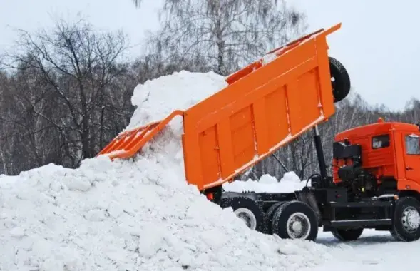 Снег вывозят из Минска
