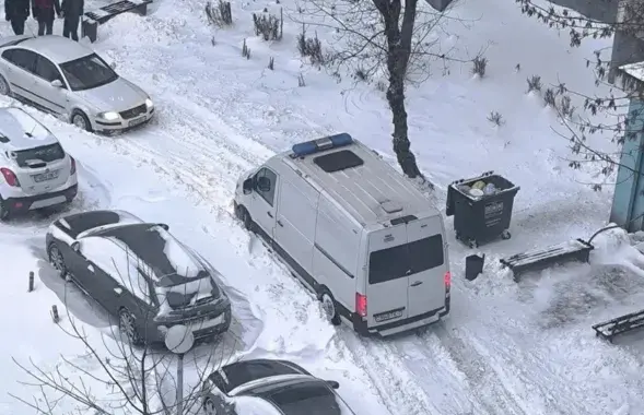 Двор, дзе знайшлі труп мужчыны
