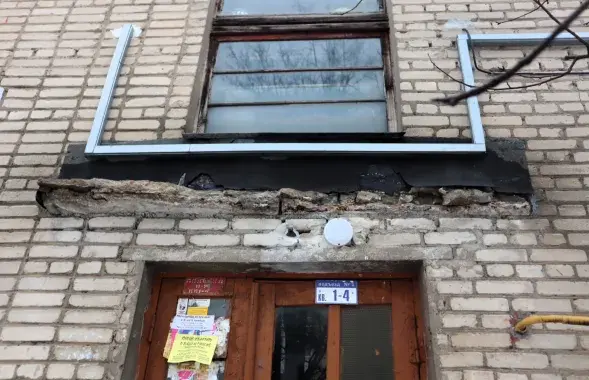 В молодечненском доме обвалились бетонные козырьки подъездов
