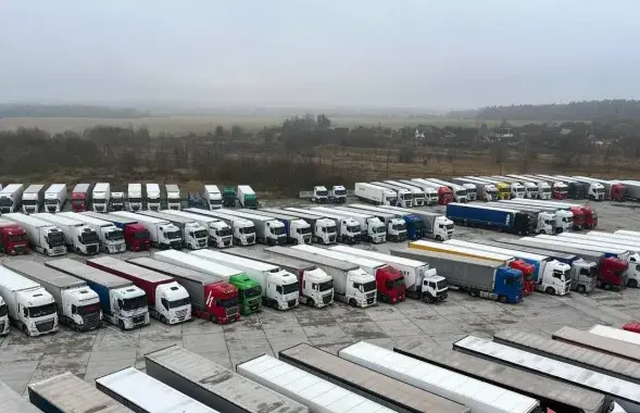 Литовские грузовики в Беняконях
