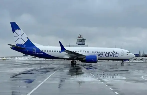 Людзі чакаюць вылету ў Мінск
