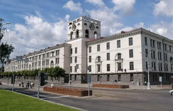 Будынак на плошчы Якуба Коласа, дзе хацелі пабудаваць гатэль
