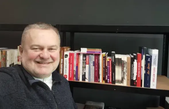 Ярослав Иванюк с книгами
