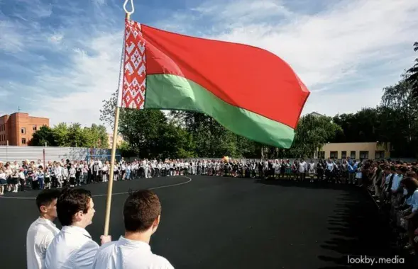 Собрание молодежи на школьной площадке
