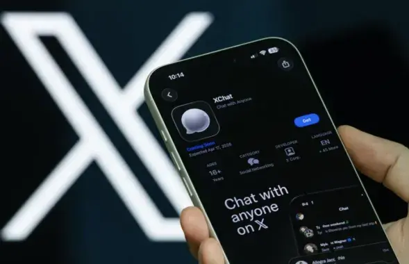 Интерфейс Xchat на фоне логотипа компании X
