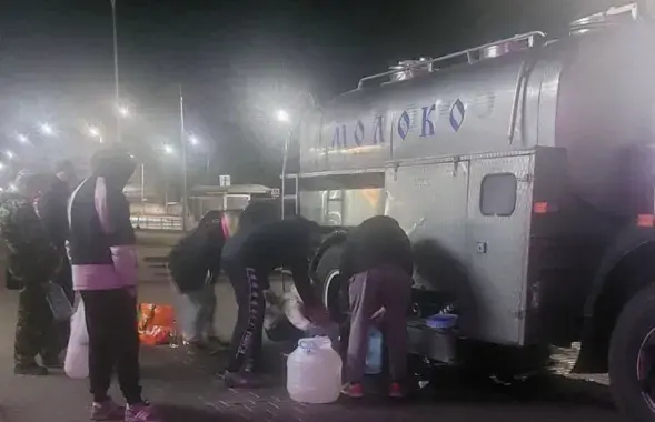 Рогачевцы набирают воду
