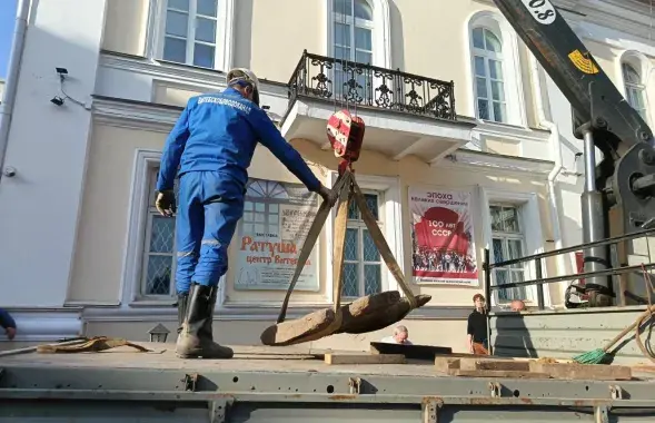 Каменный крест из деревни Коровка Витебского района
