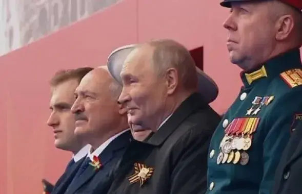 На параде
