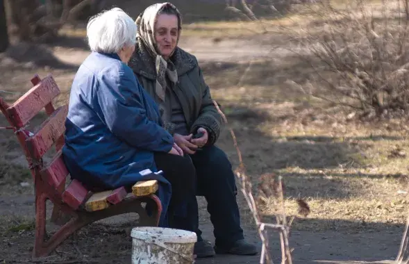 Пенсионеры на лавочке
