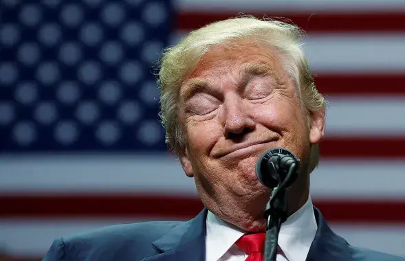 Довольный Дональд Трамп
