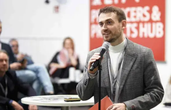 Алексей Полуян во время публичного выступления
