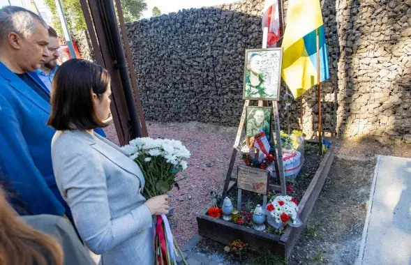 Святлана Ціханоўская каля магілы Марыі Зайцавай
