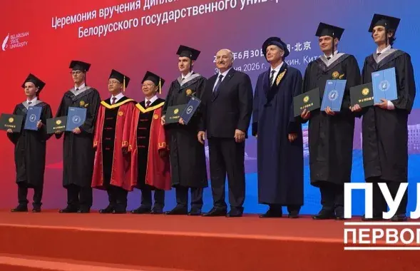 Николай и Александр Лукашенко (в центре)
