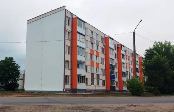 Дом, дзе быў мурал з партрэтам Караткевіча
