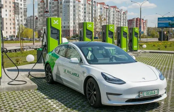 Электракар на стаянцы для зарадкі аўтамабіляў
