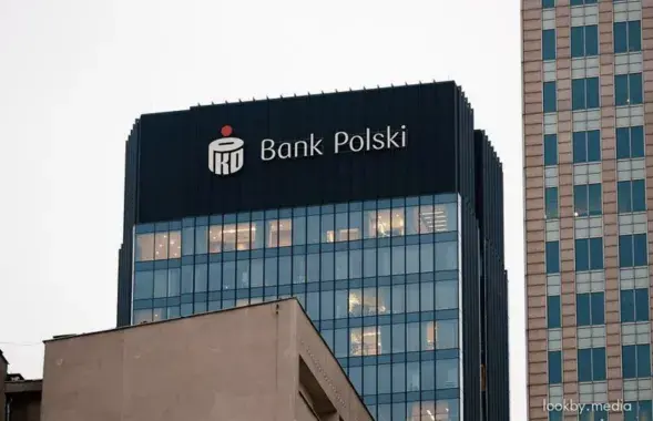 Фасад і лагатып польскага банка PKO BP
