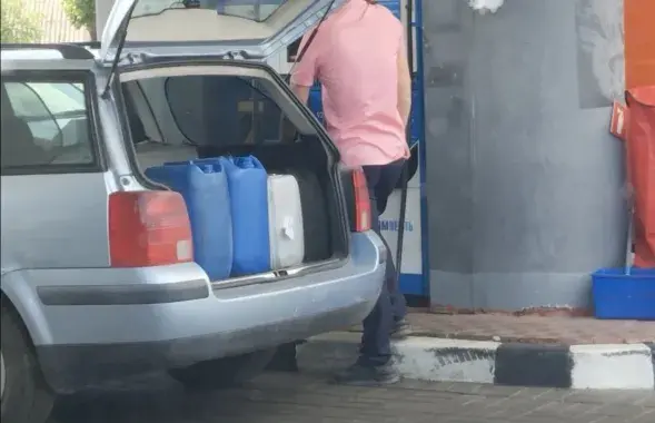 На запраўцы

