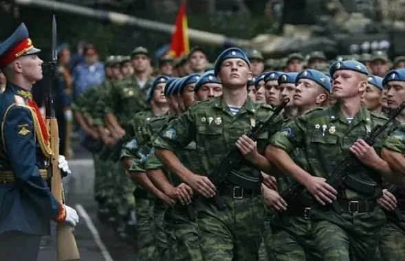 Літоўцы і эстонцы сцягваюць калоны вайсковай тэхнікі да Латвіі 