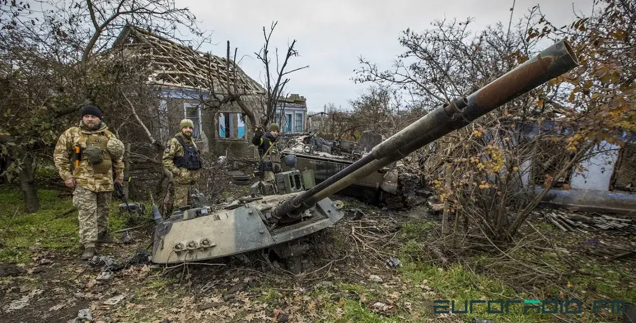 Украінскія салдаты побач з разбуранай ваеннай тэхнікай у вызваленым сяле Аляксандраўка / Еўрарадыё