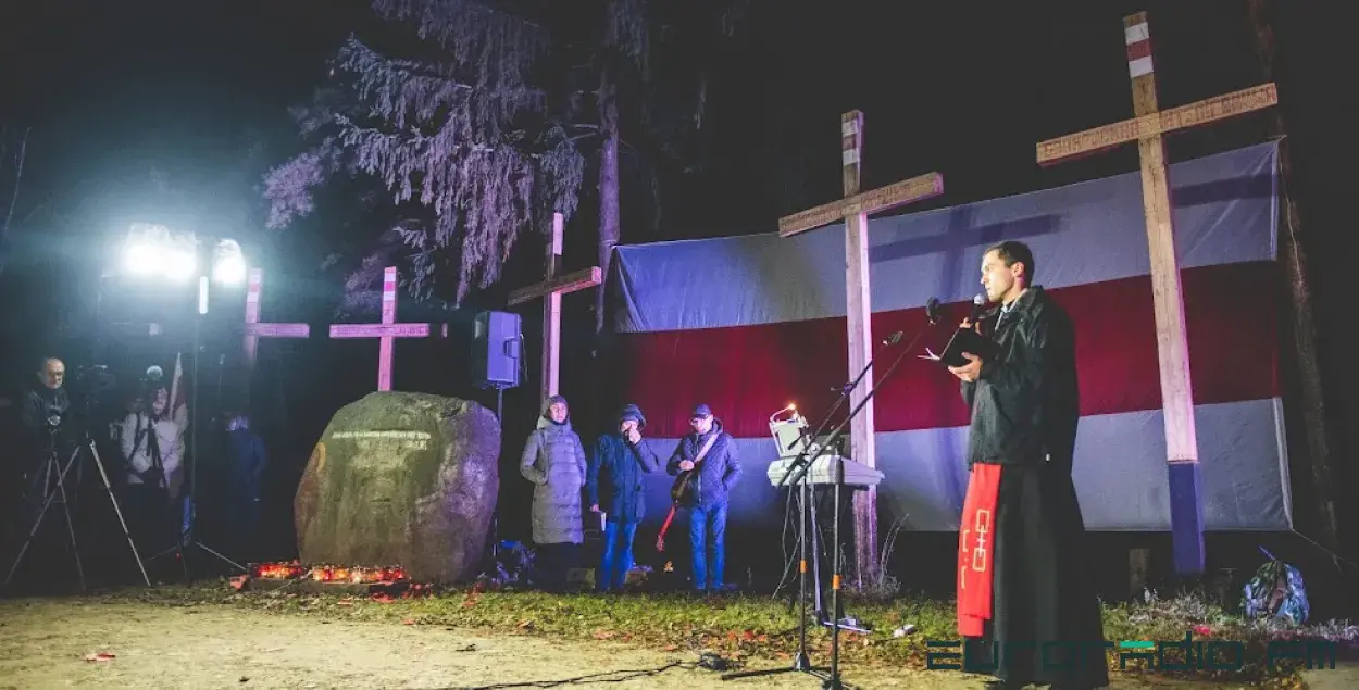 Такой была "Ночь расстрелянных поэтов" в Куропатах несколько лет назад / Еврорадио
