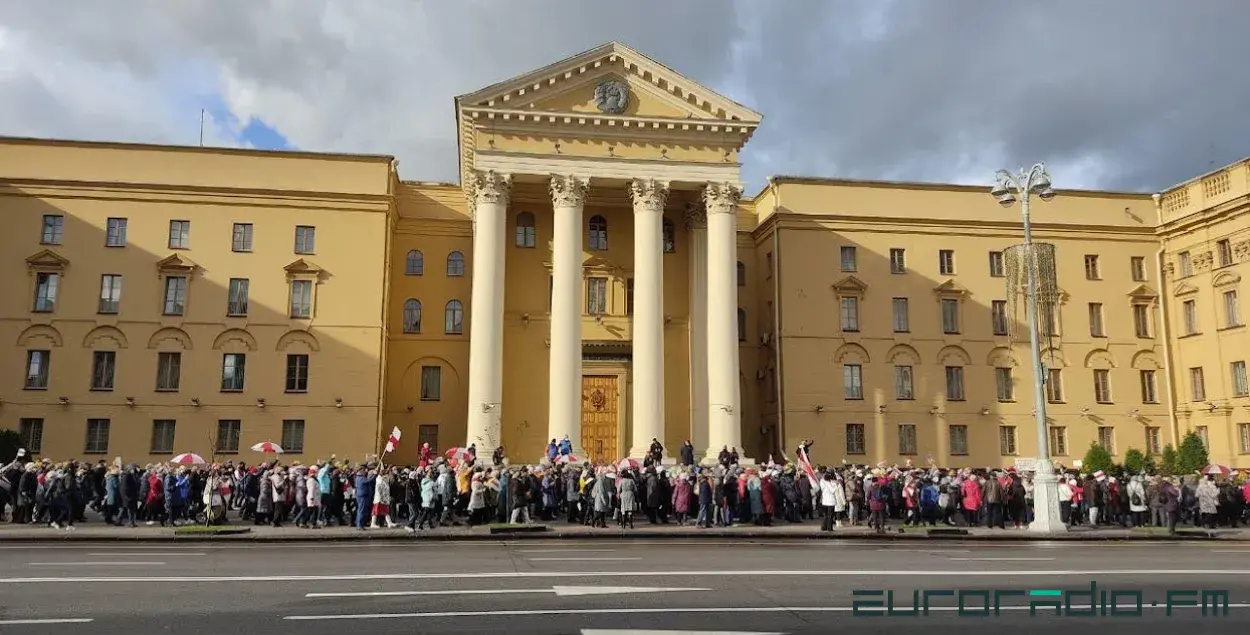 Протестующие у здания КГБ в Минске / Еврорадио
