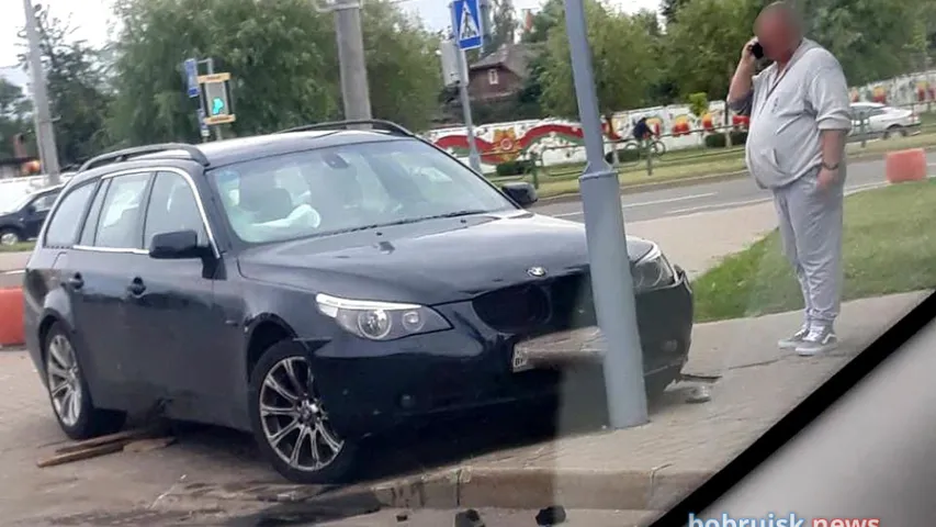 У Бабруйску жанчыну даставалі з-пад BMW, які на яе наехаў