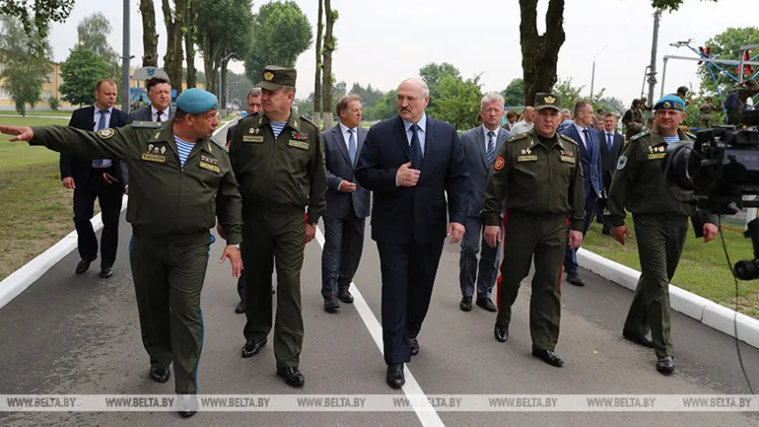 Лукашэнка расказваў брэсцкім дэсантнікам пра дэмакратыю