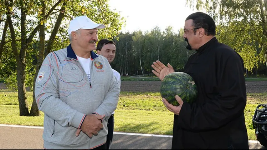 Фота і відэа, як Аляксандр Лукашэнка частаваў Стывена Сігала