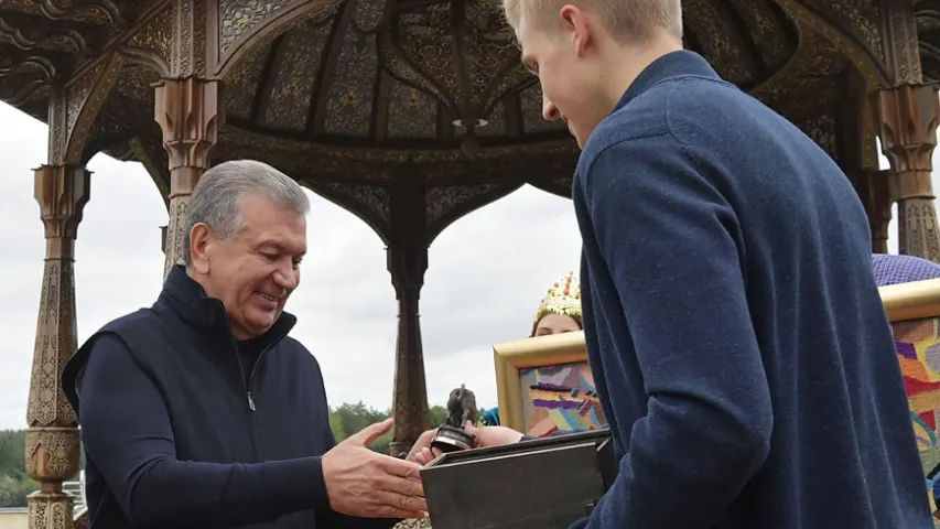 Прэзідэнт Узбекістана падарыў Лукашэнку статую хакеіста Лукашэнкі