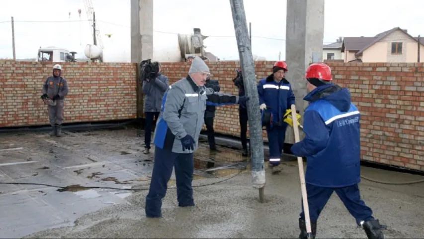 У зале харэаграфіі ў Лукашэнкі загразлі ногі ў бетоне (фота)