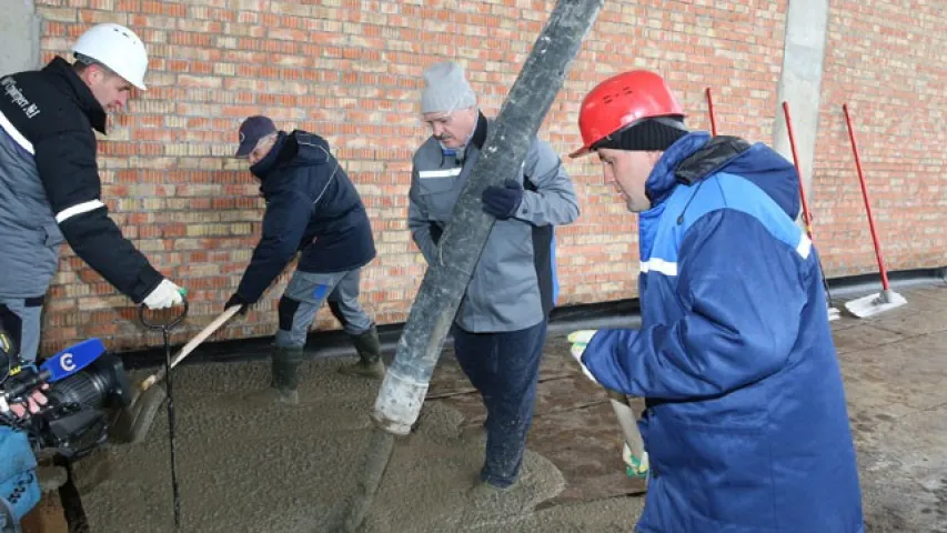 У зале харэаграфіі ў Лукашэнкі загразлі ногі ў бетоне (фота)