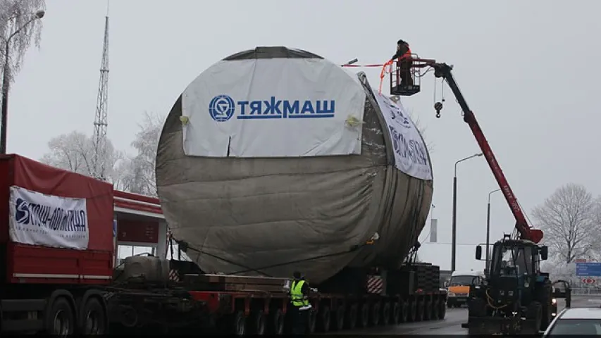 Як па Гарадоцкім раёне 40-метровы аўтацягнік вёз абсталяванне для АЭС (відэа)