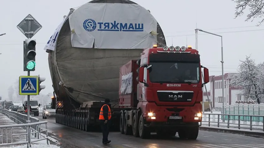 Як па Гарадоцкім раёне 40-метровы аўтацягнік вёз абсталяванне для АЭС (відэа)