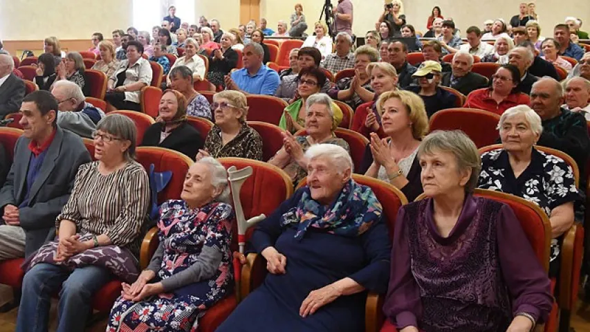 Мікалай Лукашэнка ў вайсковай форме падарыў пенсіянерам курэй і пеўня (фота)