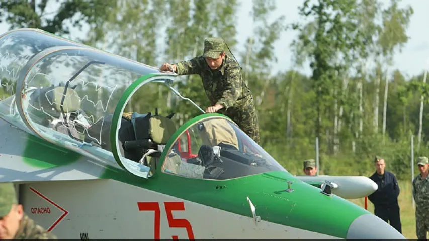 На трасу Мінск — Магілёў садзіліся ваенныя самалёты (відэа)