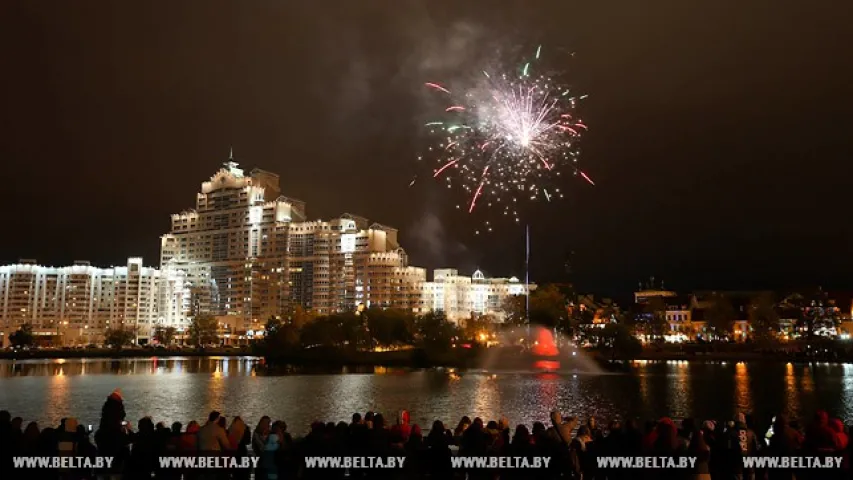 Светлавое шоу і феерверкі на вадзе ў цэнтры Мінска (фота, відэа)
