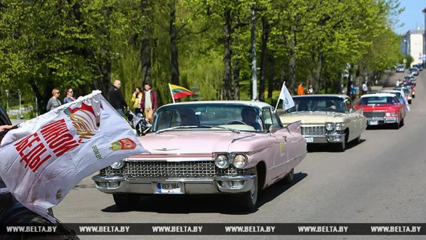 Фота і відэа з параду рэтрааўтамабіляў у Мінску