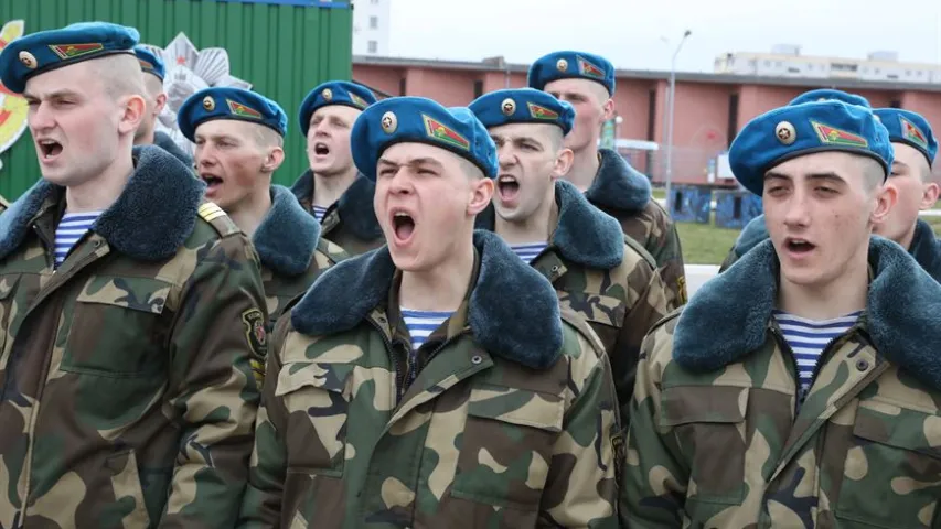 Віцебскія дэсантнікі выйшлі на плац, трымаючы аркушы з адным словам