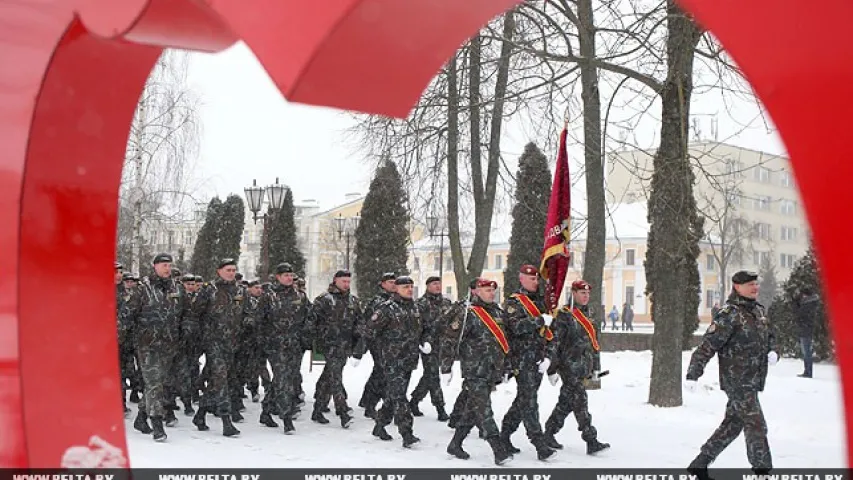 Па цэнтры Гродна прайшлі АМАПаўцы з шаблямі (фота)