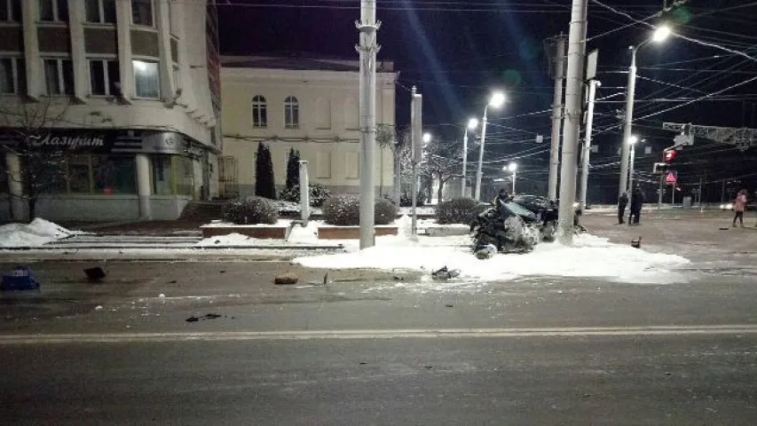 У Віцебску легкавік урэзаўся ў светлавую апору, кіроўца загінуў