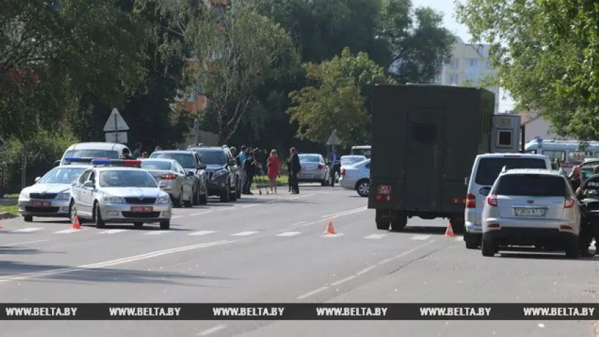 Байцы "Алмаза" вызвалілі закладніцу ў банку ў Заслаўі (фота, відэа)