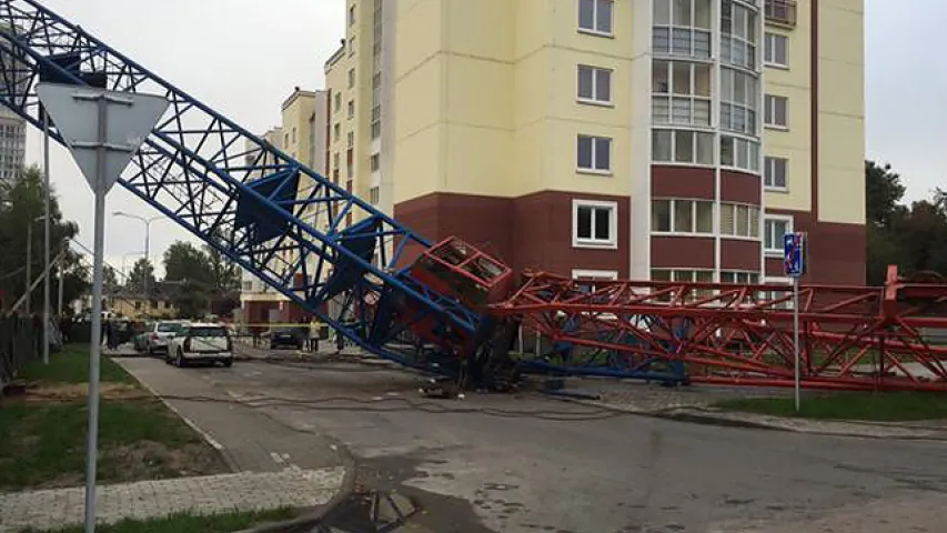 У Мінску вежавы кран зваліўся на прыватны дом (фота)