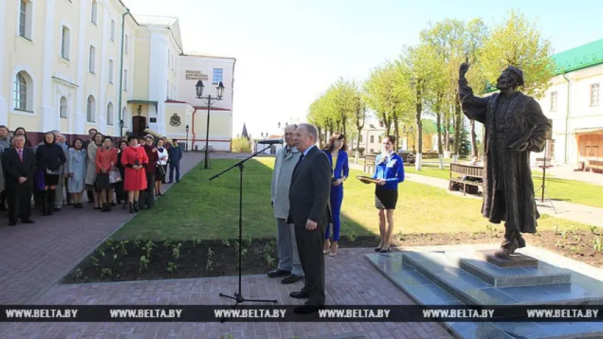 У Полацку з’явілася бронзавая скульптура прафесара (фота)