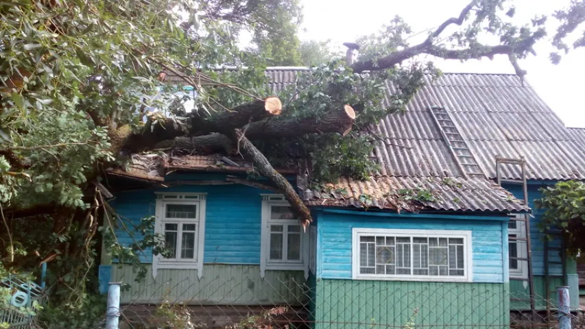 У Мінскай вобласці дагэтуль не адноўлены дахі каля 400 будынкаў (фота)