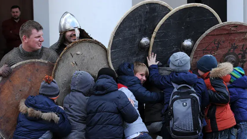 Фотарэпартаж: У Мінску зладзілі бітву на Нямізе