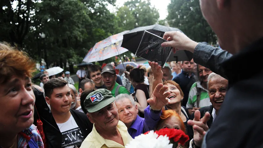 Фотарэпартаж, як Някляеў адзначыў 70-годдзе каля помніка Янкі Купалы ў Мінску 