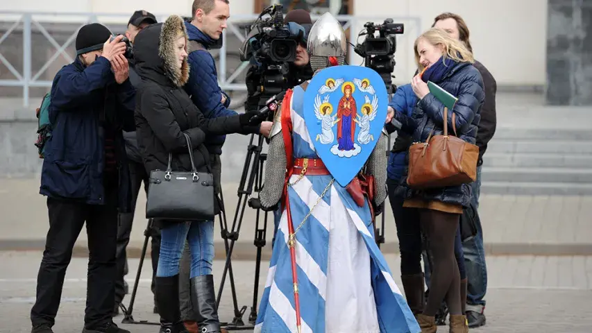 Фотарэпартаж: У Мінску зладзілі бітву на Нямізе